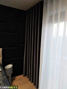 Czarna welurowa zasłona i firanka