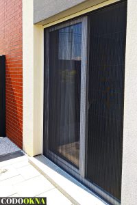 Moskitiera przesuwna w oknie balkonowym