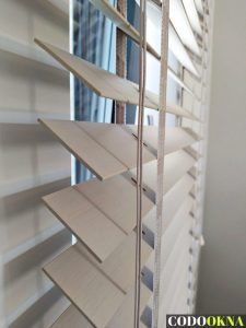 Białe żaluzje drewniane