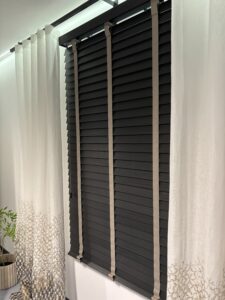 Żaluzje drewniane na akumulator