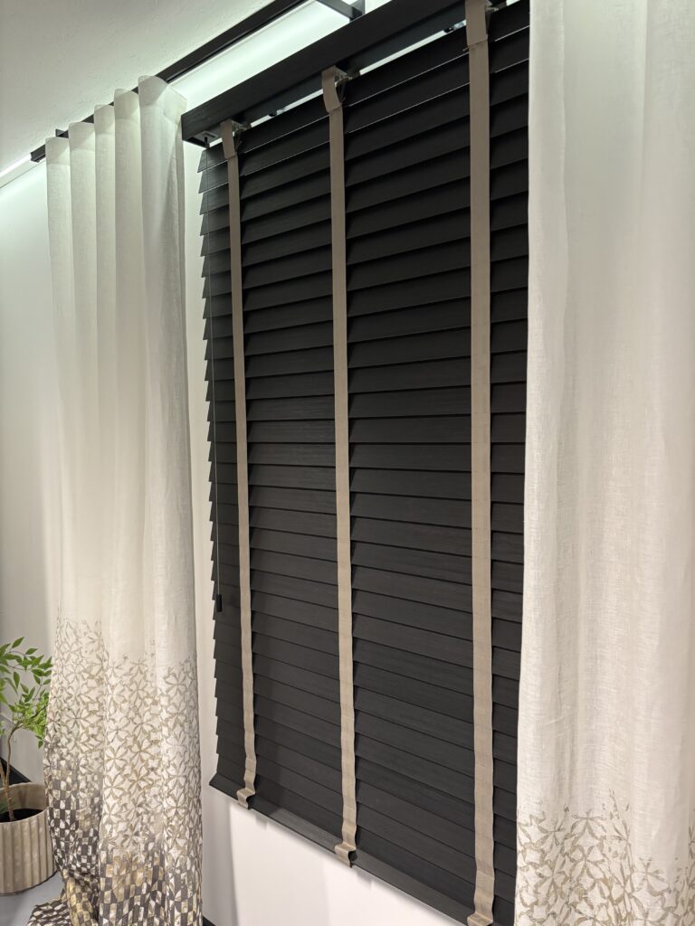 Żaluzje drewniane na akumulator